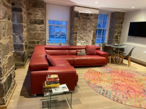 JOIVY Elegant 2BR Home at The Heart of the Royal Mile